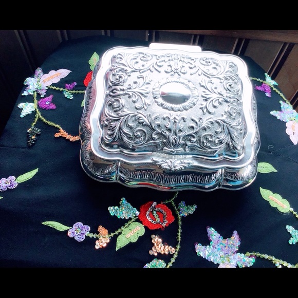 Gifts 🎁 NWT/BOXED~ SILVER PLATED JEWELRY BOX, RED VELVET LINING - Picture 3 of 4